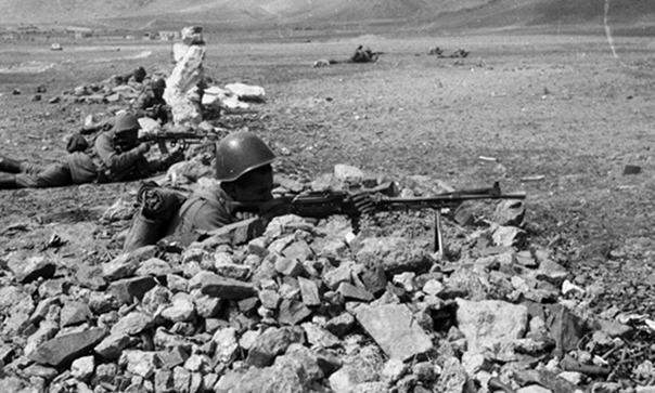 Группа в ночной засаде