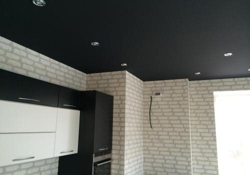 Потолки планируем черные матовые.