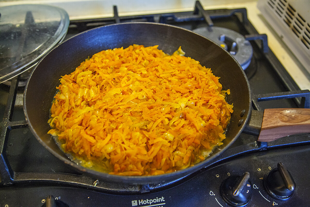 Выложенные на сковородку кусочки рыбы накрываем морковно-луковой  "шубой", закрываем крышкой  и ставим на медленный огонь