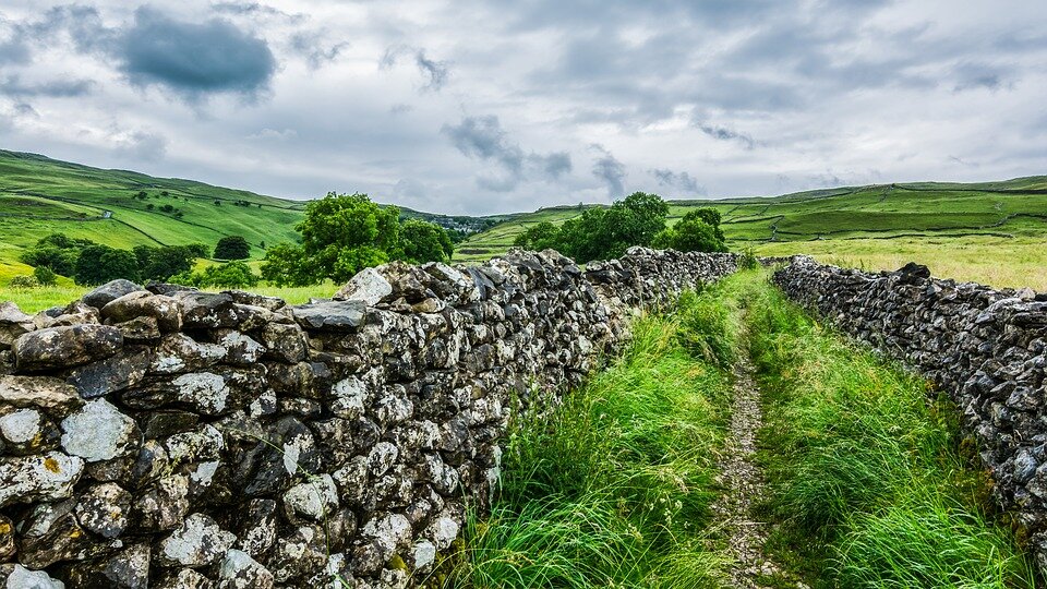 https://pixabay.com/ru/photos/пещера-malham-каменная-стена-3196076/