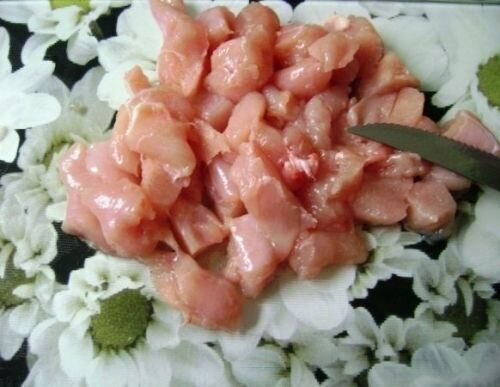     Сначала нарезаем филе курицы на кусочки среднего размера. Если вы берете замороженное филе, рекомендую до конца его не размораживать. Филе будет гораздо быстрее и легче нарезаться чуть замороженное. Мне не совсем удобно нарезать полностью размороженное филе, оно у меня под пальцами и ножом буквально расползается, что отнимает много времени и порой терпения.   