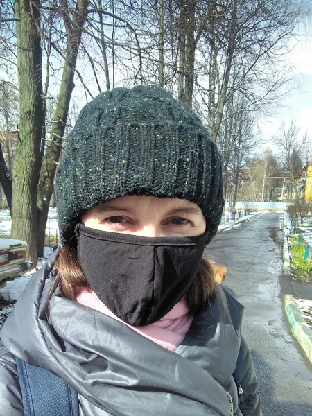 Первый раз на улице, иду за продуктами