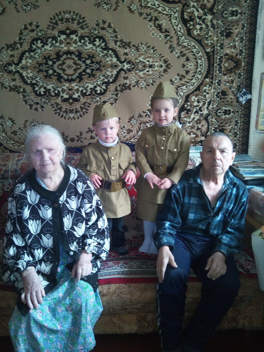 9 мая 2017г. Маша и Слава с прабабушкой - труженицей тыла и прадедушкой - ребенком войны