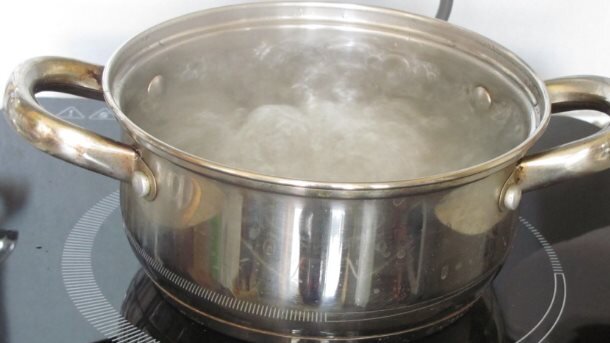 Кастрюля с водой.