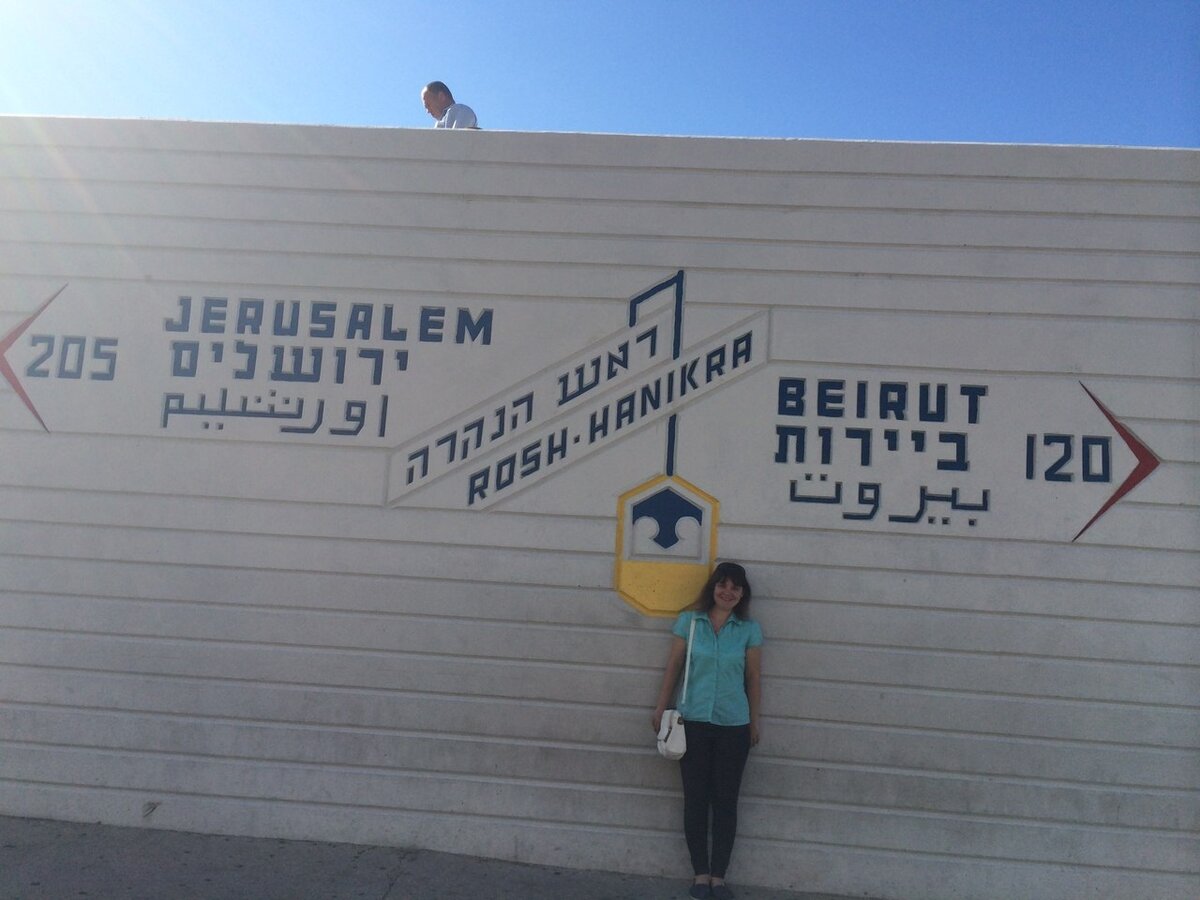 Можно подойти к самой границе, где стоят пограничники, есть даже место для фото.