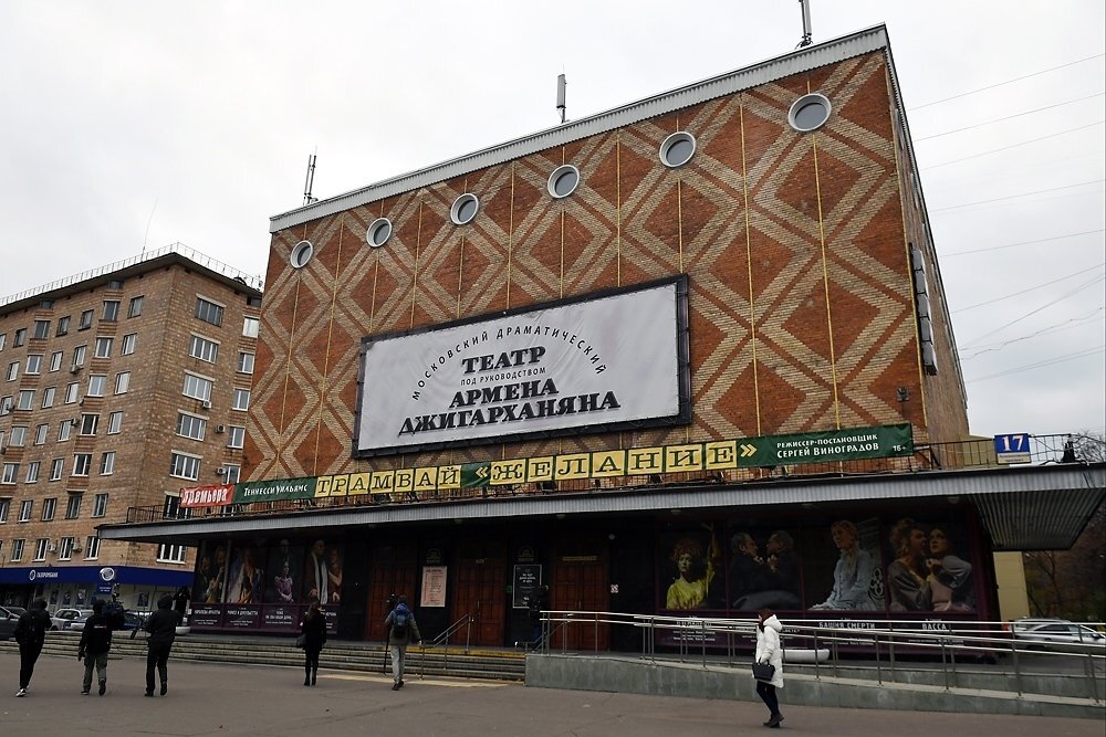 Здание театра.