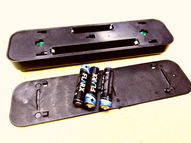 Отсек для батареек в светодиодном светильнике из Fix Price