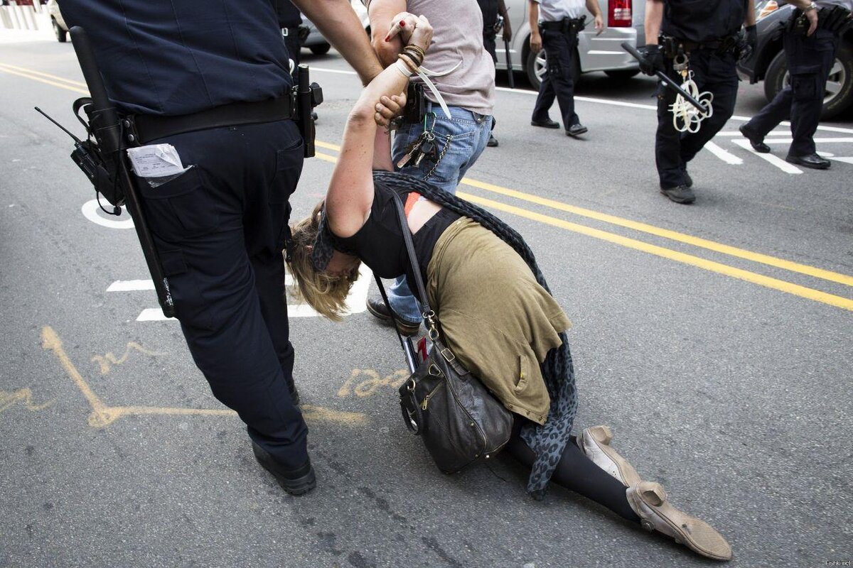 На фото из сети. Америка, жесткое задержание. Женщина в наручниках и на дыбе. Интересно, чтобы после такого снимка  сделали с "росгвардейцем". А в Америке это вполне правильно.
