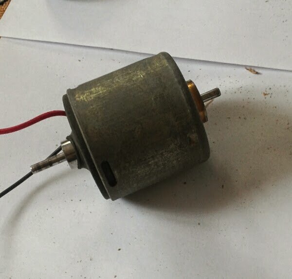 Моторчик от магнитофона  Источник: https://usamodelkina.ru/4344-tokarnyy-stanok-po-derevu-svoimi-rukami.html