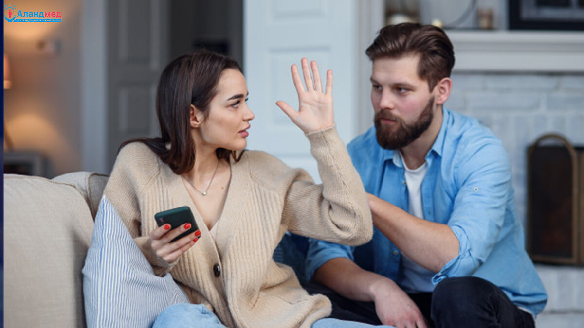 Две разные ситуации, решение и исход которых зависит от двух людей. Можно бесконечно обвинять партнера в неверности, обмане и лукавстве, НО это не решит проблему. Стоит отмотать назад и попытаться найти то, с чего все началось, т.е. первопричину.