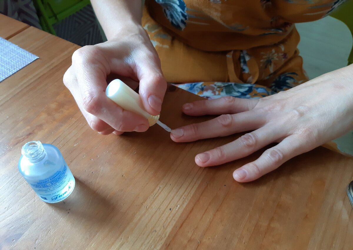 Можно делать обычный маникюр и самой красить ногти дома, но лак придется обновлять часто, и постоянно следить, чтобы не повредилось покрытие.