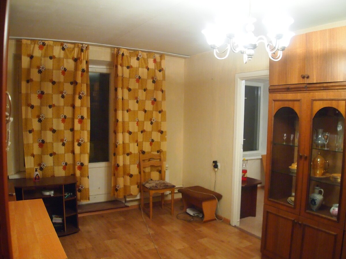 Когда то здесь жил интеллигентный дедушка-учёный, но его сын все спустил по ломбардам. 