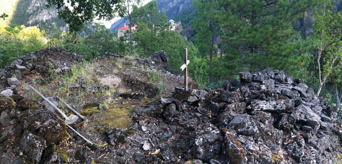 Могила у монастыря Стомион, выкопанная при жизни преподобным Таисиям Святогорцем