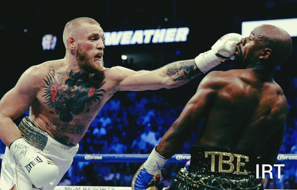 Слева на Коноре Макгрегоре надеты перчатки Everlast.