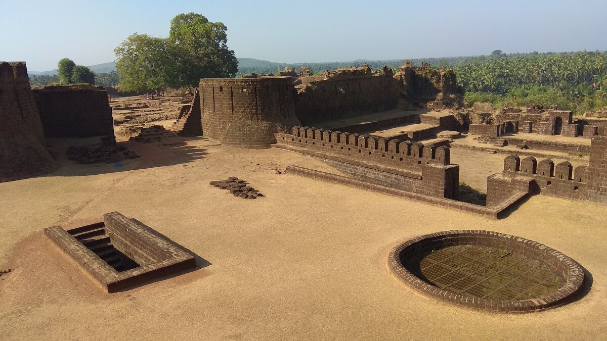 Внутри форта Мирджан. Справа — огромный колодец.