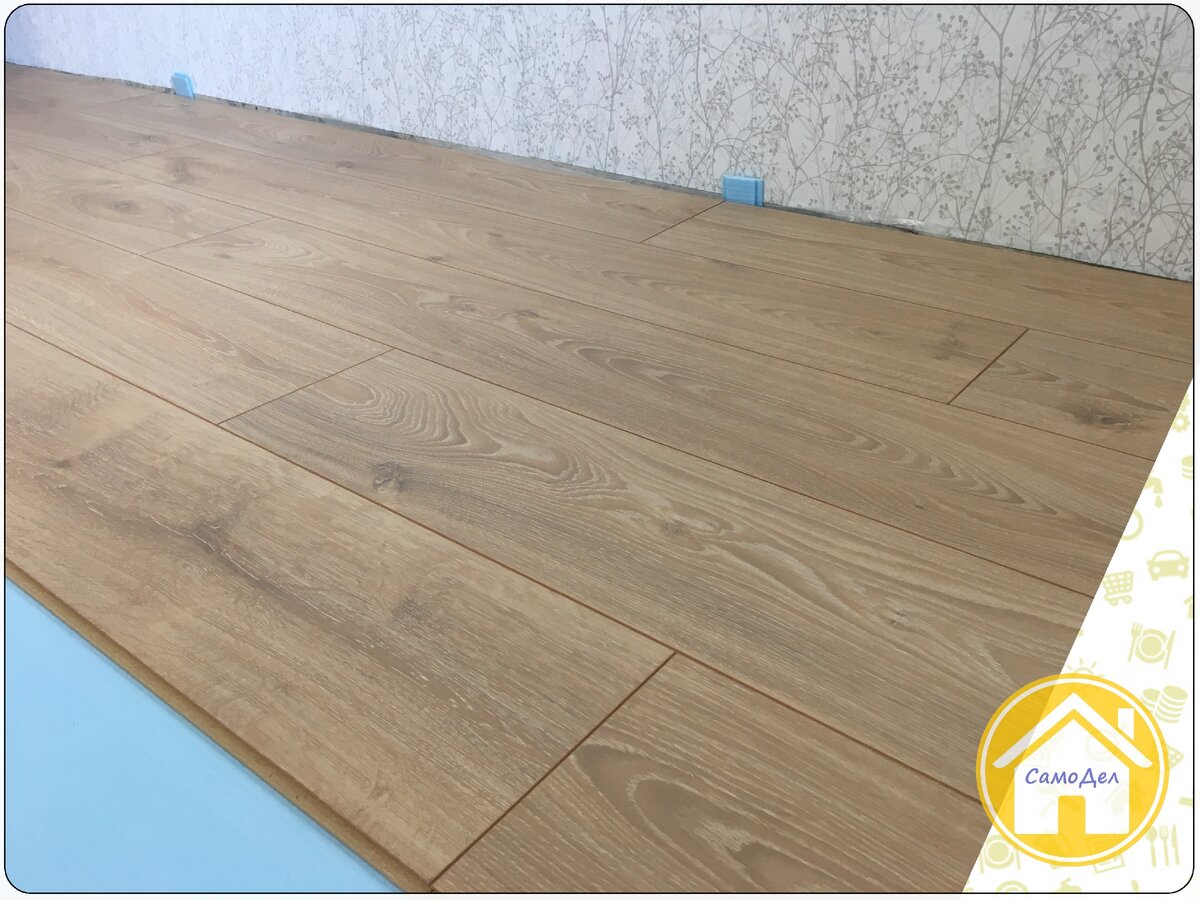 Процесс укладки ламината в гостиной