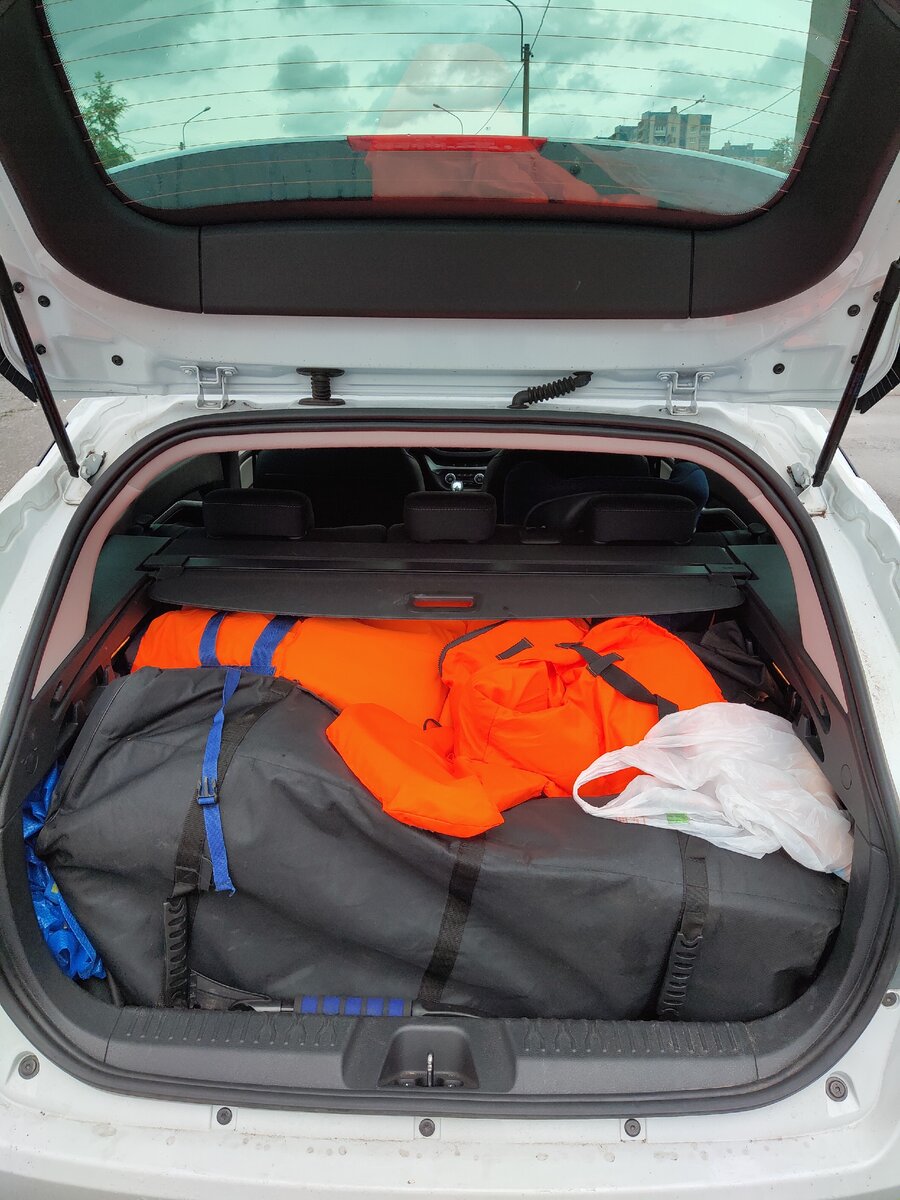 Вот так выглядит в багажнике Весты СВ Кросс лодка с мотором и прочим шмурдяком. 