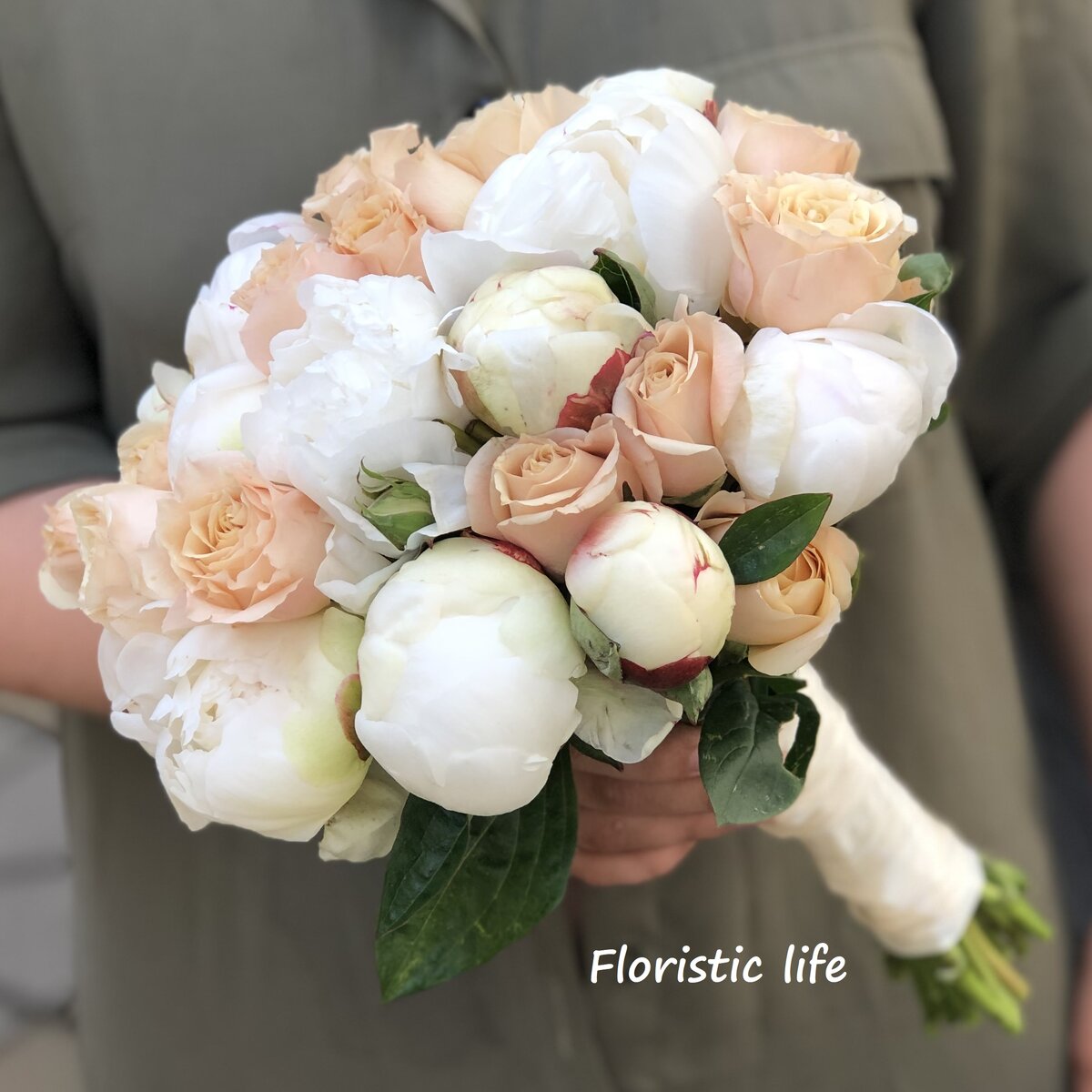 Стильный круглый букет невесты из роз и пионов. Выполнен нашими флористами 