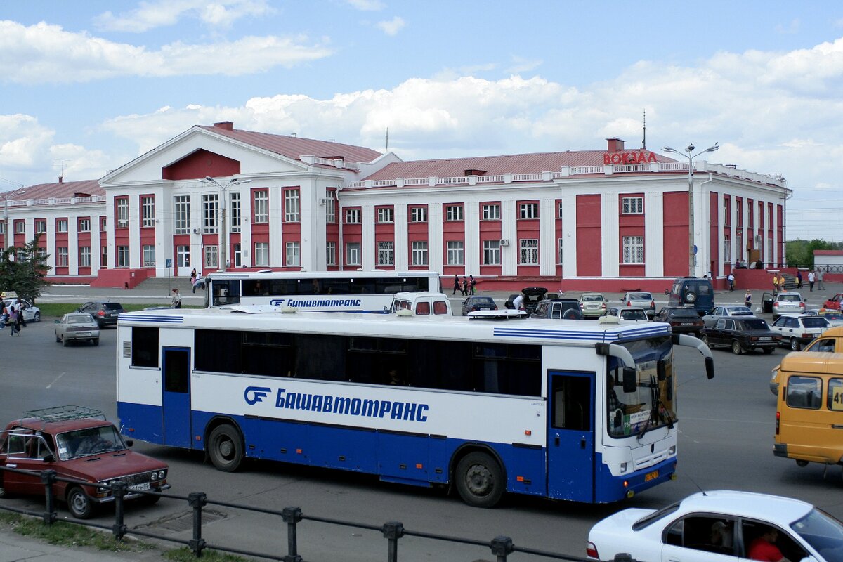 С 1996 года, после прекращения работы региональной авиации по республике Башкортостан, Магнитогорск был своеобразным транспортным хабом вне республики, поэтому встретить десяток другой автобусов из Башкортостана в Магнитогорске, было делом обычным. #транспортурала #пригородымагнитогорска #сибай #баймак #учалы #акъяр #аскарово 