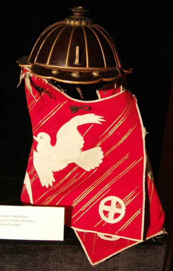 Снаряжение самурая. Справа внизу - катарский крест. Из книг НХ