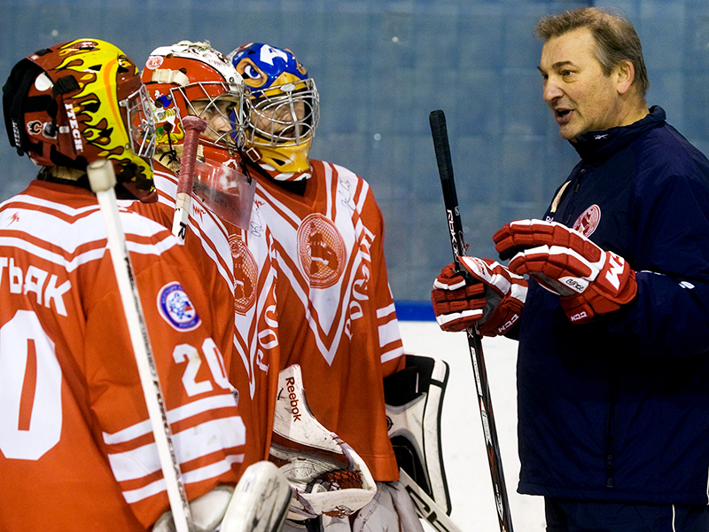 Владислав третьяк хоккей. Владислав третьяк хоккеист. Памятник хоккейному вратарю владиславу третьяку. Владислав третьяк в молодости. Третьяк владислав 1972.