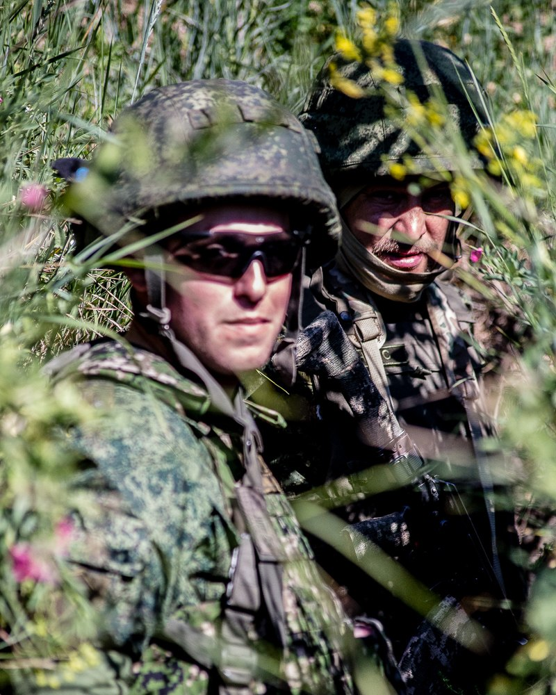 Автор канала (слева) и Максим "Индус" Дроздов (справа) в ходе сообщения на позициях под Коминтерново. Фото Олег Никитин