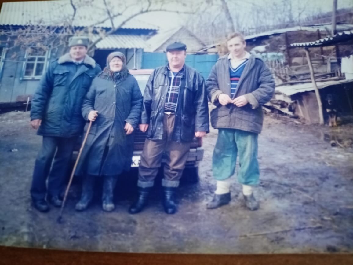 Аниса с внуками - Алексеем и Виктором, мужем внучки Николаем