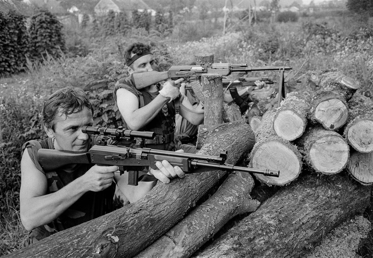 Так выглядела хорватская милиция в начале войны - в 1991 году: отсутствие обмундирования, югославские "Заставы", сделанные по советской лицензии, разновозрастные солдаты... Фото с сайта johnvink.com.