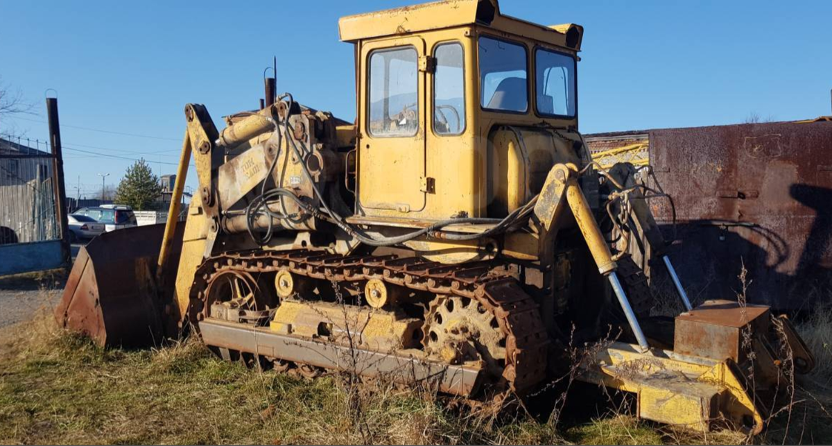 Сзади у этого погрузчика прицеплен рыхлитель, как у обычного бульдозера. Фото drom.ru