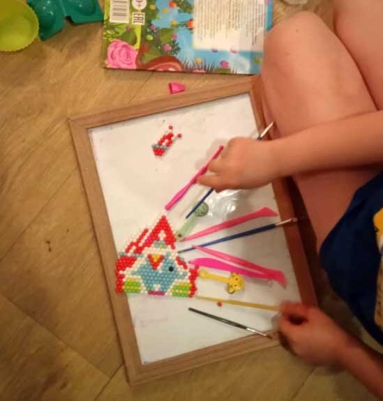 Сделали с сыном алмазную аквамозаику, он ее сломал, т.к. трогал раньше времени.  Но не огорчился: сказал: "В цирке пожар, тигры разбежались, все погибли".