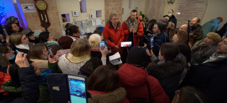 Врачей не пустили к Поповой. 