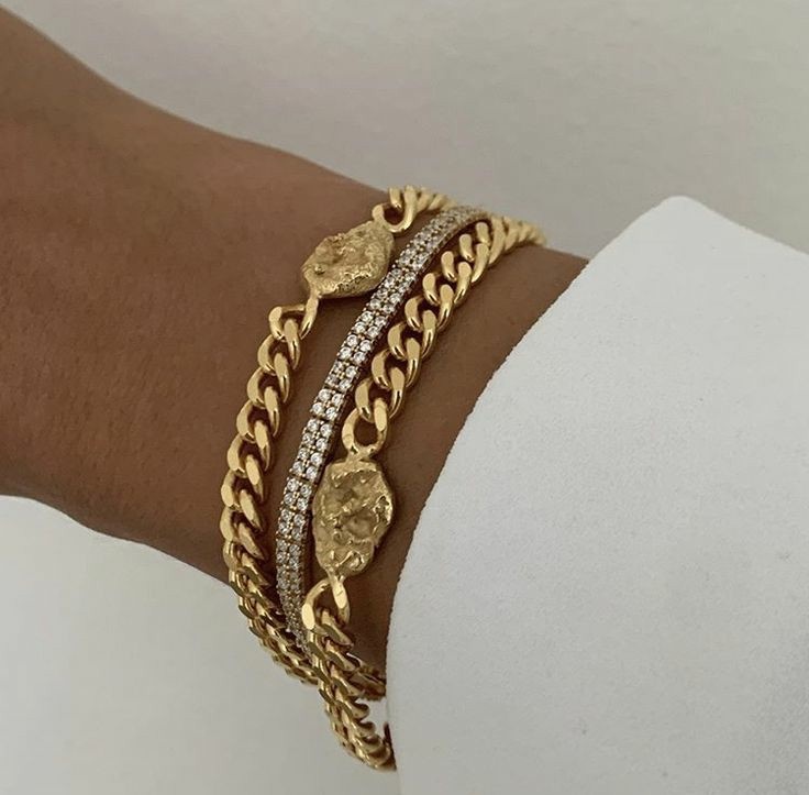 Немного из истории браслетов Браслет имеет длинную историю и пережил не одно перевоплощение перед тем, как стать популярным ювелирным украшением. По давности носки с ним может соперничать разве что кольцо.

Древние люди делали браслеты-обручи из жил, кожи животных, а прототипом первых подвесок были звериные клыки. Тогда обручи были многофункциональны: служили украшением, амулетом, а также защищали мужское запястье от ударов и укусов животных. Со временем все эти роли слились в одну — украшения-оберега.

Шло время и с ним менялись материалы, техники обработки предметов декора. На смену первобытных браслетов пришли изделия из металла и драгкамней. Они уже выполняли статусную функцию и использовались в официальных церемониях.

В Европе браслеты вошли в ювелирную моду только в XVII столетии вместе с рукавом три четверти. Браслеты в основном надевали богатые аристократки на балы.

На начало/середину ХХ века пришлась эпоха массивных браслетов (браслеты-манжеты, браслеты-часы). Тон в классической моде задавали женские браслеты из жемчужных нитей, а в неклассической — браслеты-цепи, каффы с разноцветными самоцветами.