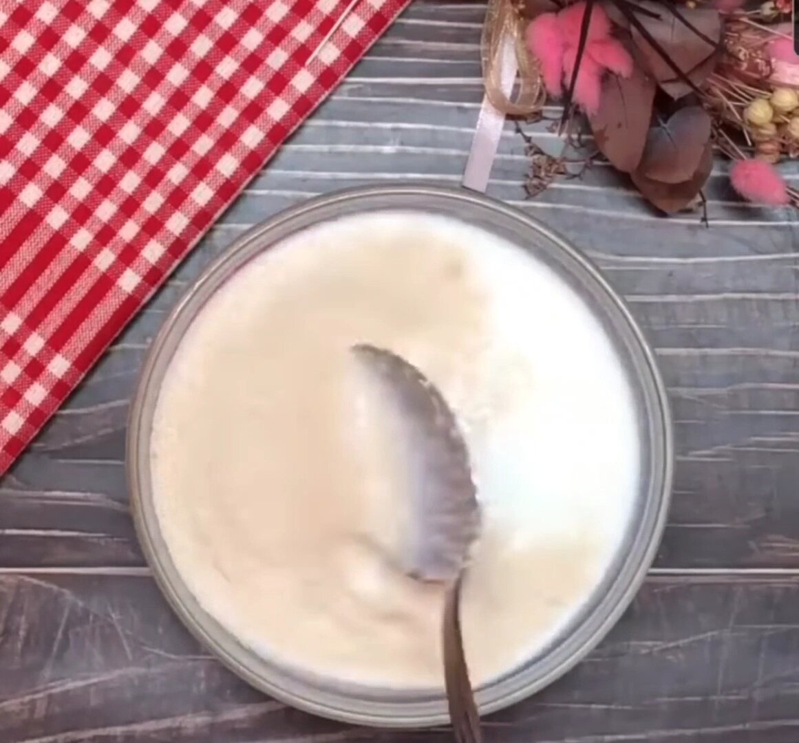 В теплое молоко добавляем дрожи сахар и перемешиваем