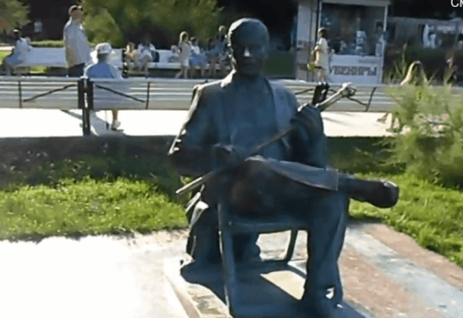 Здесь Пуговкин (актер), Чехов (писатель) и Дама с собачкой, Ханжонков (режиссер), Пушкин (поэт), ялтинская тройка (лидеры 3- государств Рузвельт, Черчиль, Сталин)-