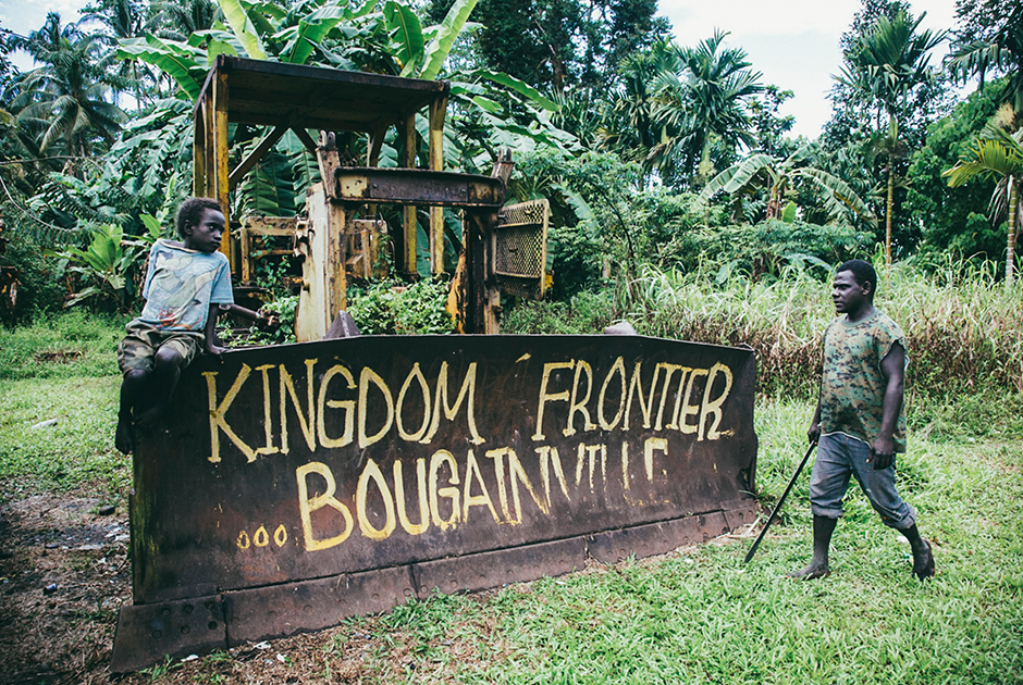 Пограничный бульдозер с надписью «Граница Королевства Бугенвиль»