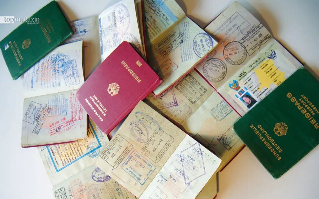  Одиннадцать полностью проштампованных паспортов Нины - это пока не удавалось ни одной немецкоязычной женщине.  В моей коллекции пока 109 стран.