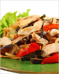 Для Льва в еде важно всё: и вкус, и запах, и красота подачи, и польза, и стоимость. На себе и своих близких этот знак никогда не экономит и всегда выбирает лучшие продукты в магазине и лучшие блюда в ресторане. Это не капризы и не снобизм, как может показаться со стороны, а привычка, сформированная в раннем детстве. Только представьте, в какое время года родились Львы: последняя неделя июля и почти весь август. Мама будущего Льва наверняка хорошо питалась в последнем триместре беременности и после рождения ребенка. Маленький Лев имел возможность узнать вкус свежих овощей, фруктов и ягод буквально с молоком матери. А первые месяцы жизни Льва пришлись на осень, когда дары земли и мясо домашних животных максимально насыщены витаминами. Стоит ли после этого удивляться силе и энергии Льва? Лучше подсматривать за его привычками в питании и перенимать их, потому что у этого знака есть природное чутье к здоровому питанию.