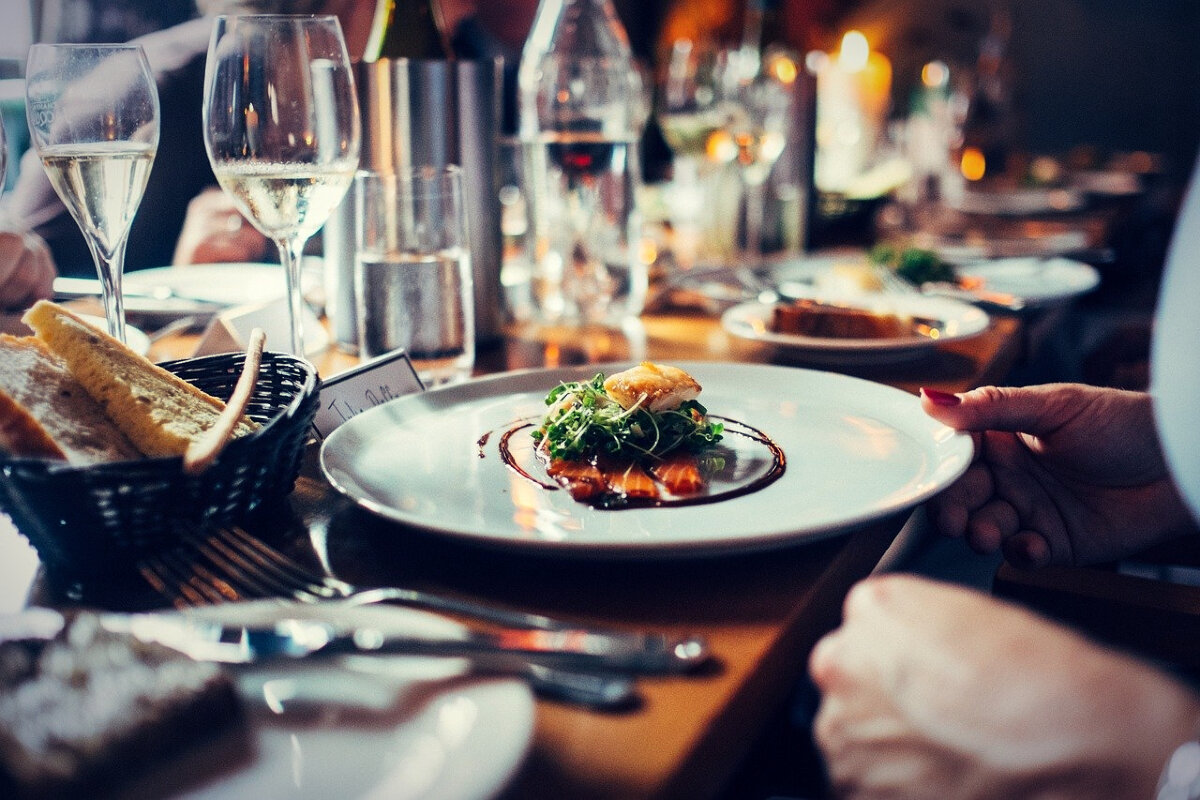 Про походы в рестораны или хотя бы кафе с хорошей, по мнению орловского чиновника, зарплатой придется забыть :(