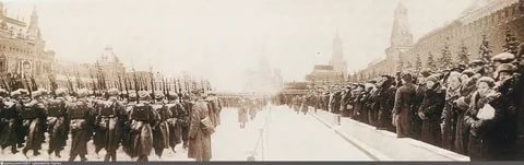 Парад в Москве  7 ноября  1941 г.  с  сайта  -  https://yandex.ru/images/search?cbird=5&rpt=imageview&redircnt=1616936409.1&url=https%3A%2F%2Favatars.mds.yandex.net%2Fget-images-cbir%2F4390740%2Frm3A4b1jnA5403xHALDGuA4558%2Forig&cbir_id=4390740%2Frm3A4b1jnA5403xHALDGuA4558
