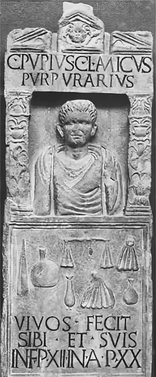 Надгробие пурпурщика из Северной Италии. Под его портретом размещены орудия ремесла. Источник фото - яндекс картинки.
