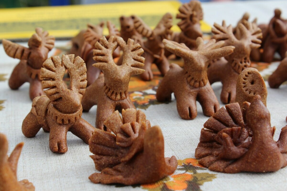 Поморские козули — объёмные обрядовые изделия, которые выпекали в сёлах Терского берега на Кольском полуострове. 