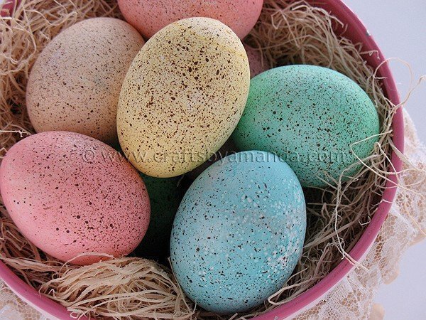 Перепелиные яйца на пасху. Яйцо Пасха. Крашеные перепелиные яйца на Пасху. Перепелиные яйца крашенные на Пасху.