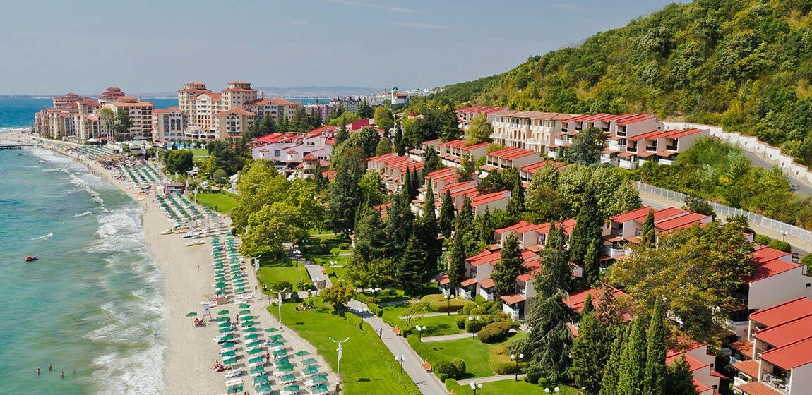 Яндекс Дзен В Болгарии рядом и море и горы, покрытые лесом, поэтому климат подходит для всех. 