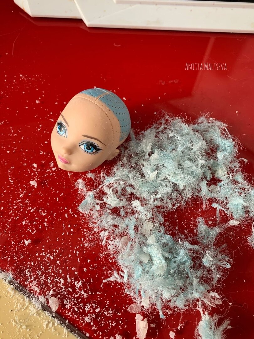 Вытаскиваю пинцетом клей и остатки волос