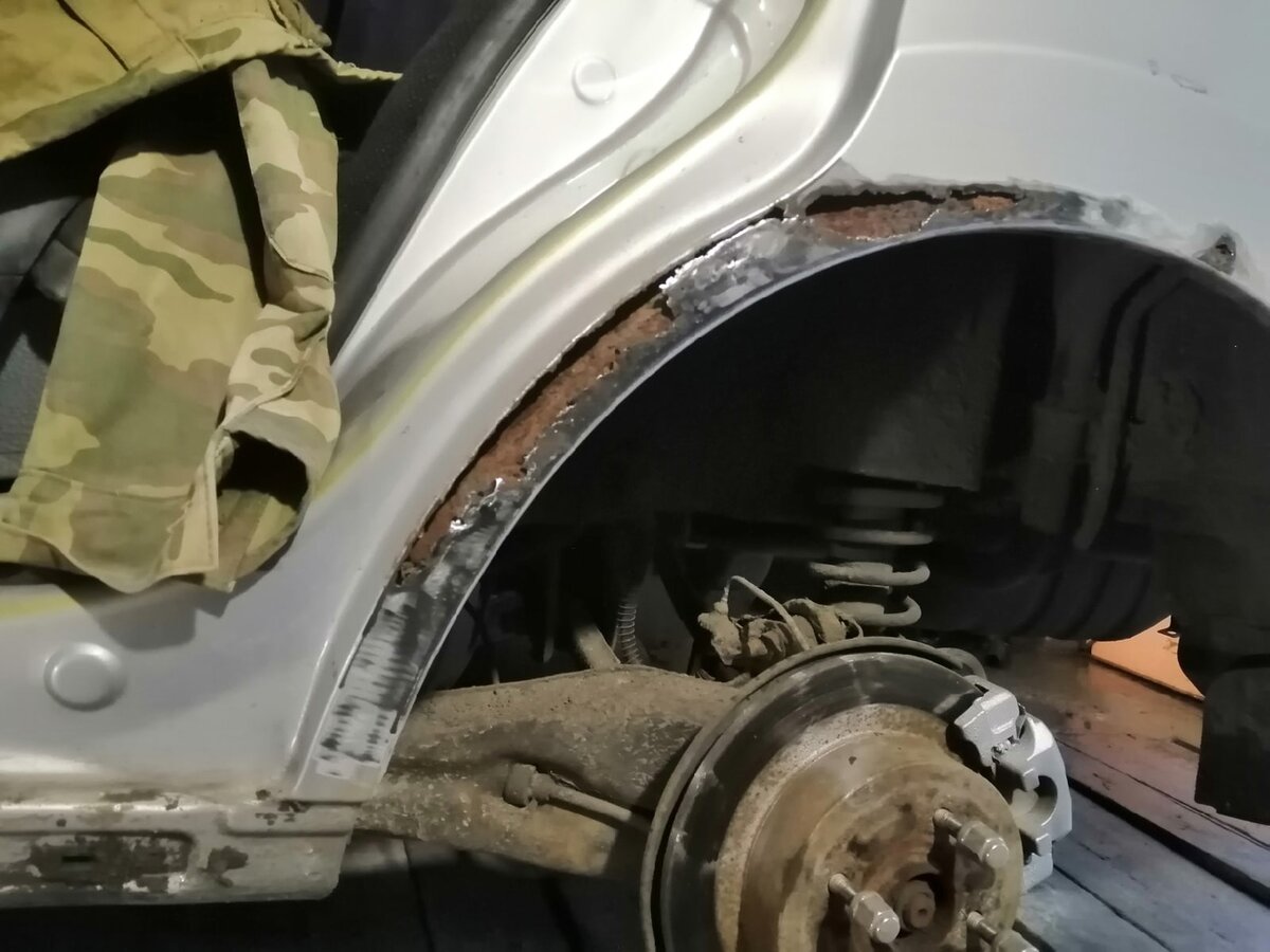 Зашел в гараж к знакомому перекупщику, посмотрел как он убирает сквозную коррозию за час, сделал фото его работы