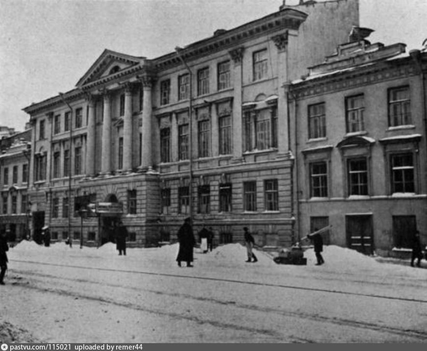 Раньше тут располагалось Управа благочиния и городское полицейское учреждение.