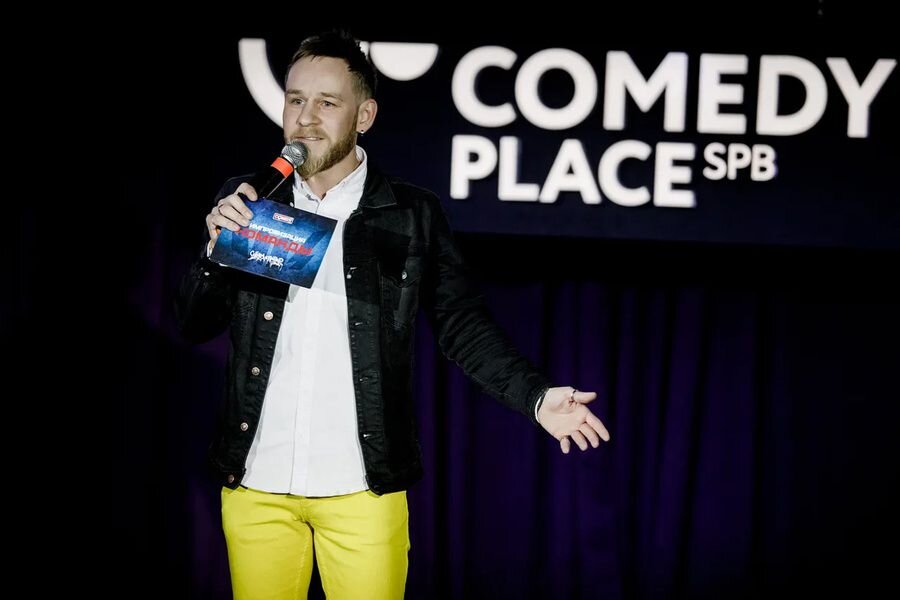 Comedy place. Камеди питерская тройка. Стэндаперы питерского камеди. Comedy place СПБ. Степан Пестряков Питерский камеди.