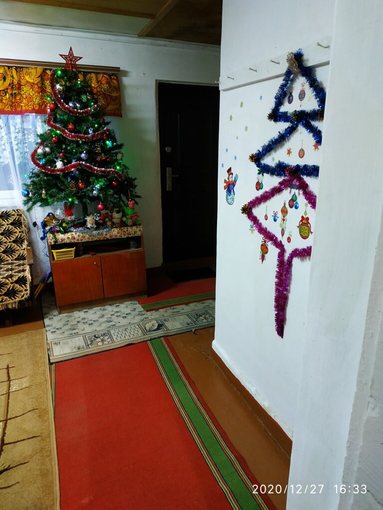 Под ёлкой поселились зверушки, символы разных годов и хрюшка и змея и все все все. А на стене Алёна сделала ещё ёлочку)