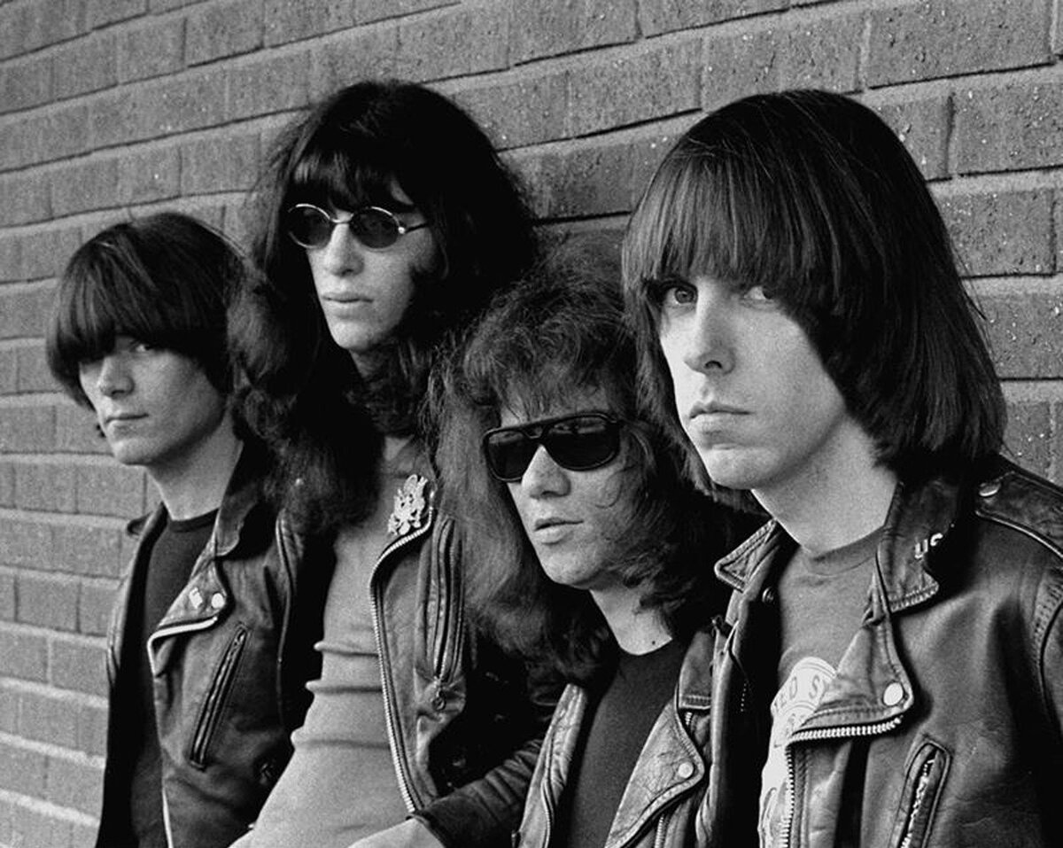 Ramones - Американская панк-рок-группа, одни из самых первых исполнителей панк-рока, оказавших влияние как в целом на этот жанр, так и на многие другие течения альтернативного рока. Название группа получила из-за взятого всеми участниками группы псевдонима Рамон.