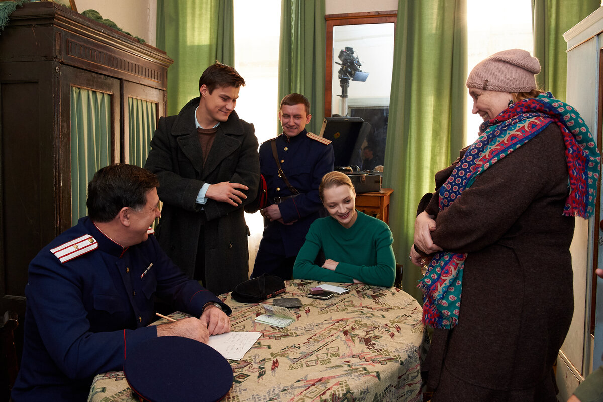 На съемочной площадке сериала. Справа режиссер фильма Вера Сторожева